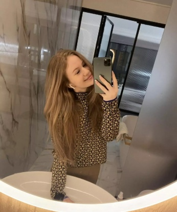 Я креативная и нежная девушка с опытом, способная удовлетворить твои самые сокровенные желания. Мои услуги разнообразны и гарантируют полное удовлетворение – от шикарного эскорта на важное мероприятие до страстного интима, где каждое прикосновение будет окутано страстью и нежностью. У меня есть отличные отзывы и фото, чтобы ты мог убедиться в моей превосходной внешности. Позвони мне, и я помогу тебе скрыться от реальности и погрузиться в мир наслаждения безграничных возможностей. 😘💋 1677, 19 лет